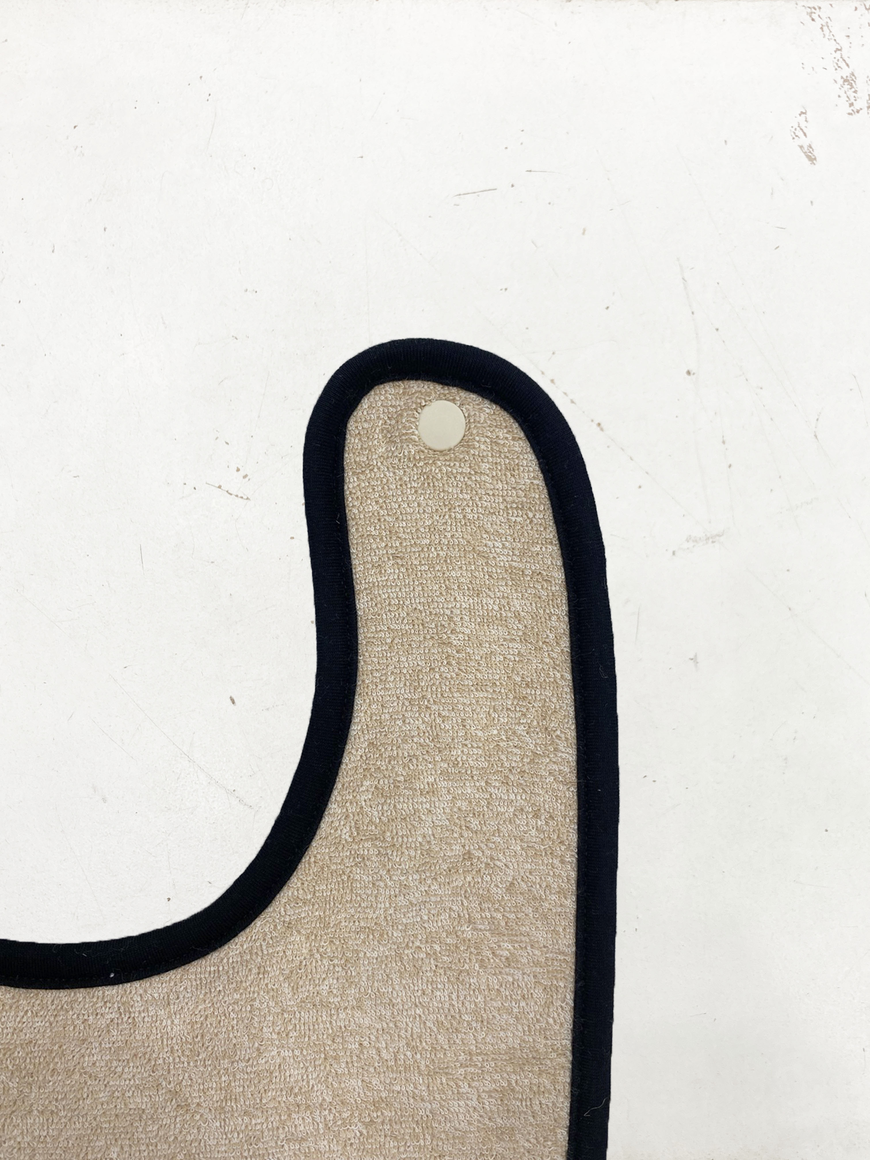 Organic round bib - oatmeal/black