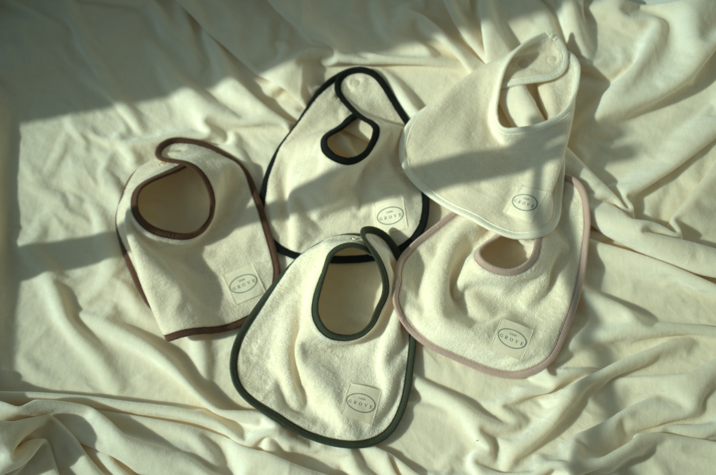 Organic round bib - cream