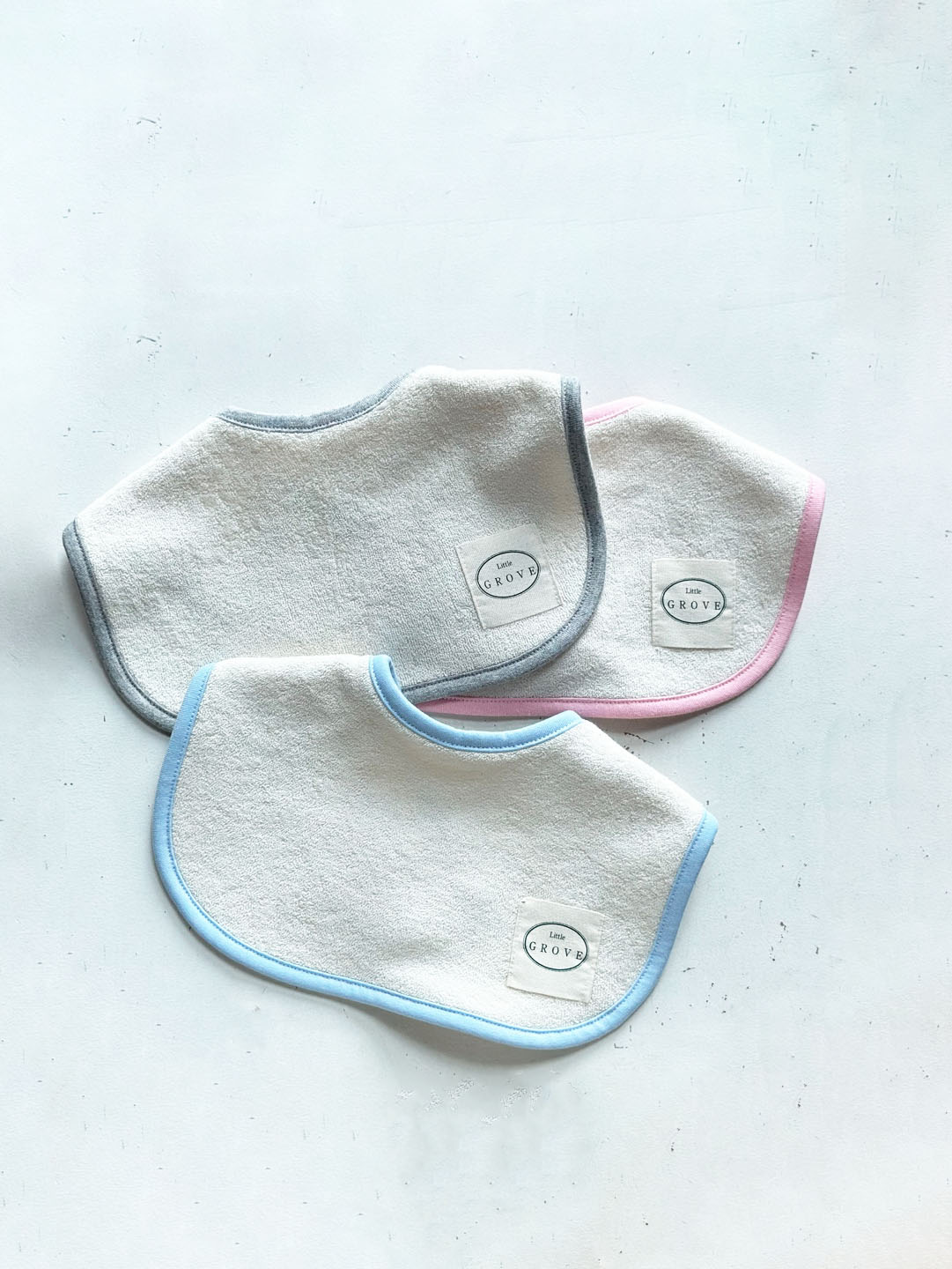 Popped color round bib