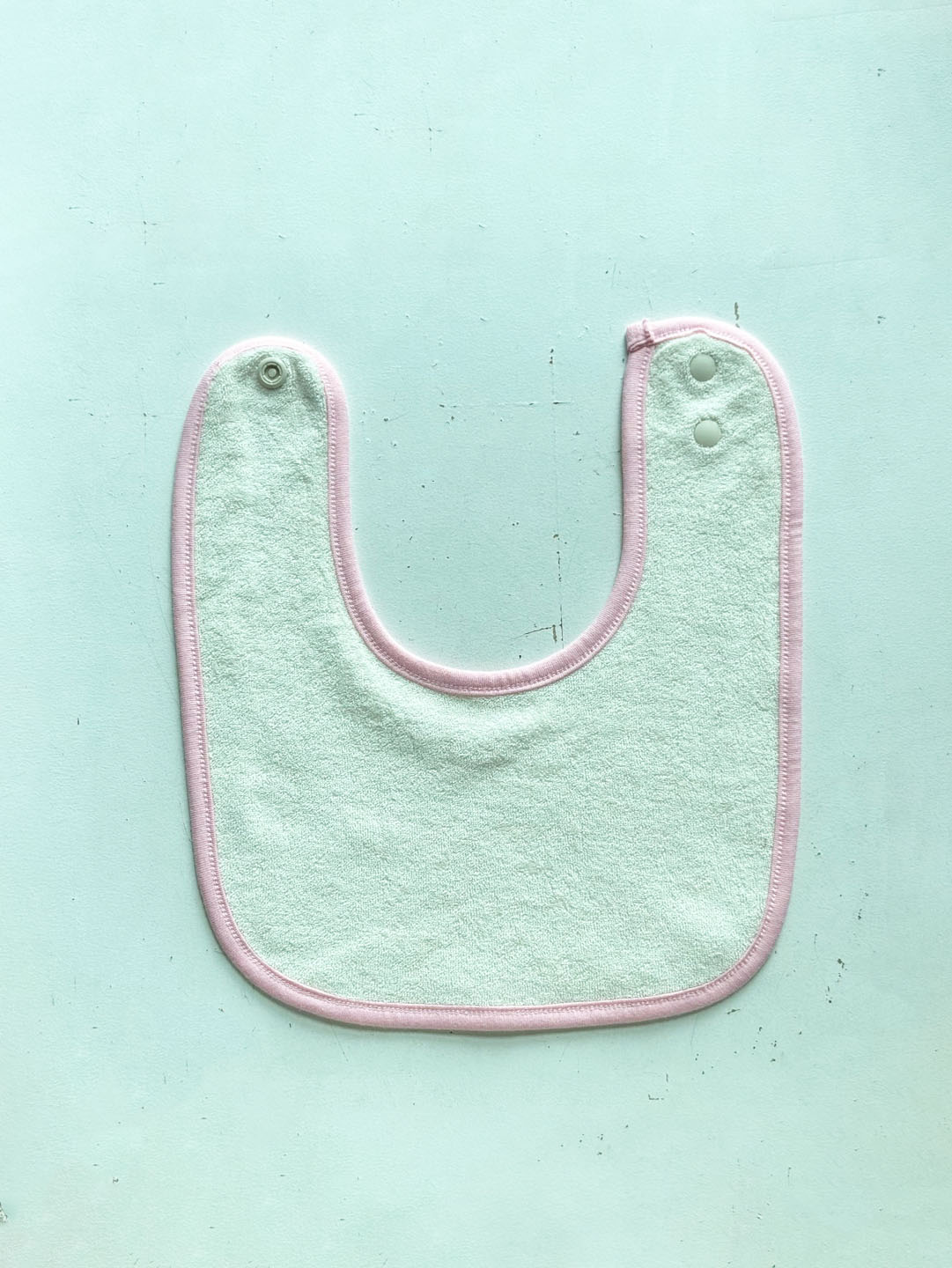 Popped color round bib