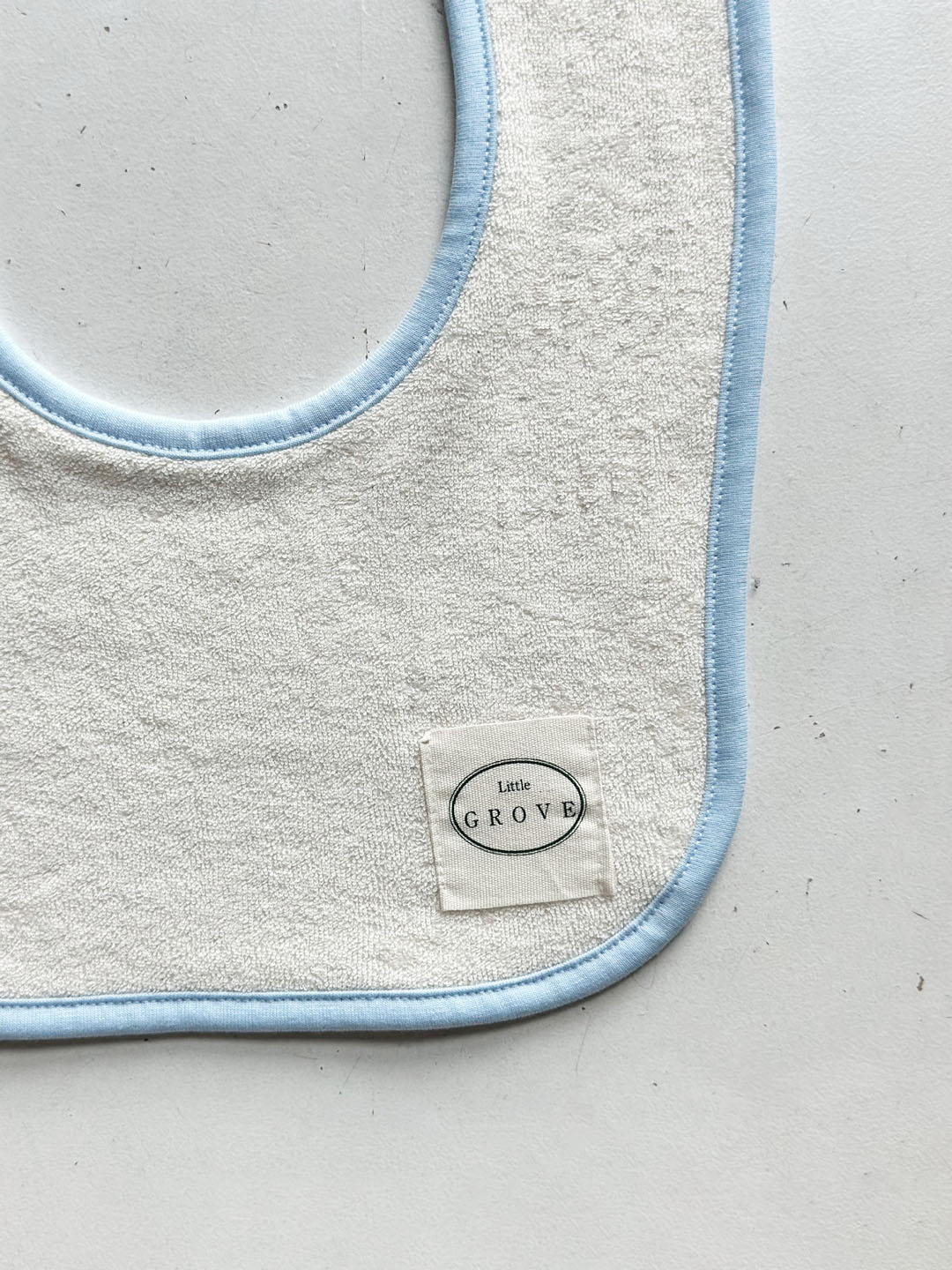 Popped color round bib