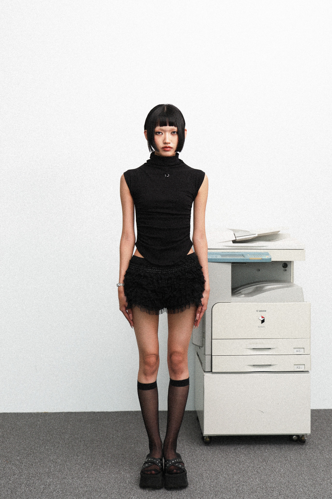 SHIRRING PIERCING TEE - black