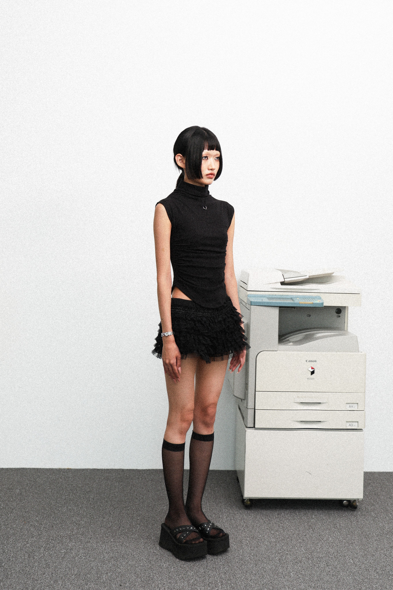 SHIRRING PIERCING TEE - black
