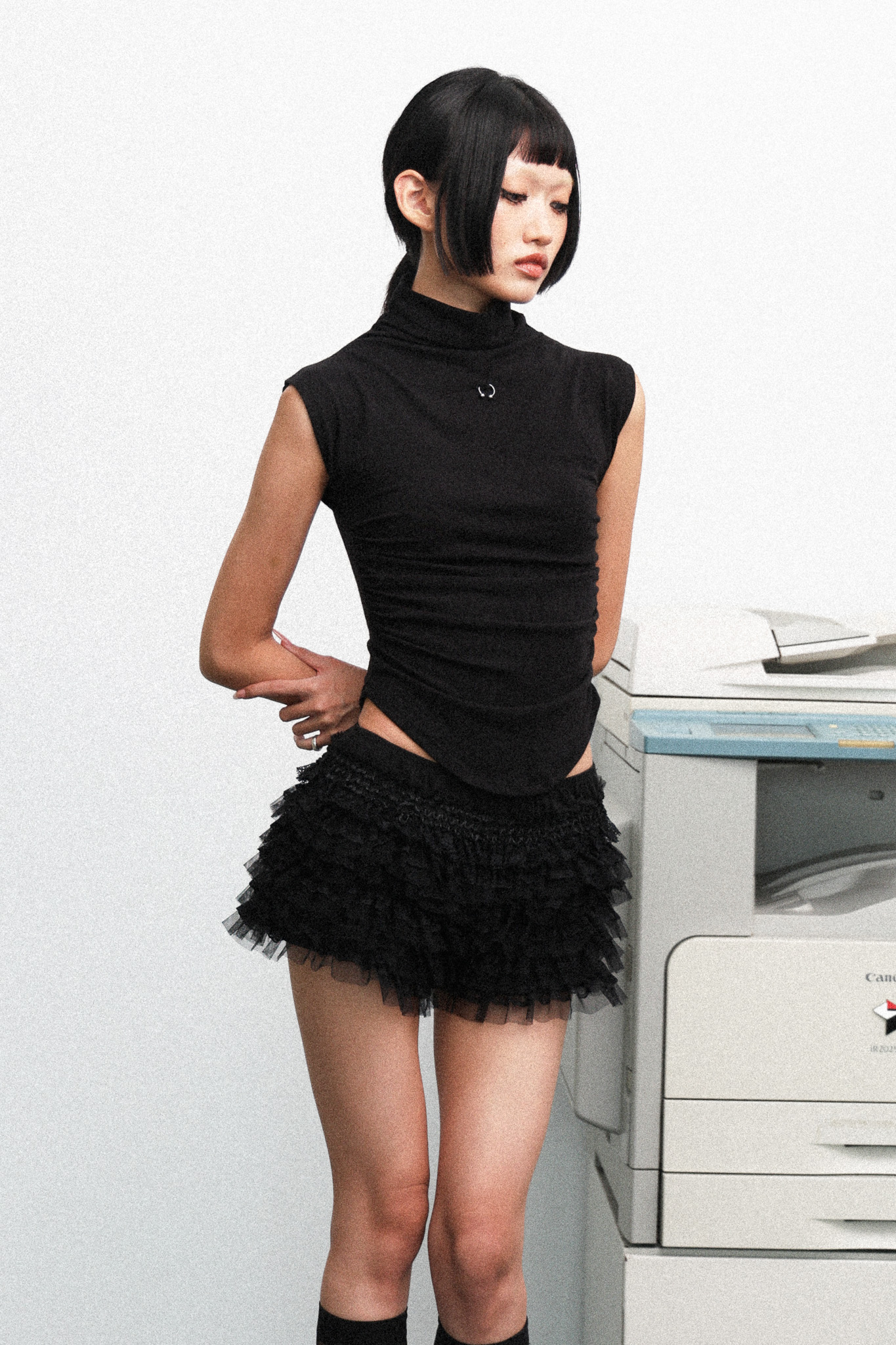 SHIRRING PIERCING TEE - black