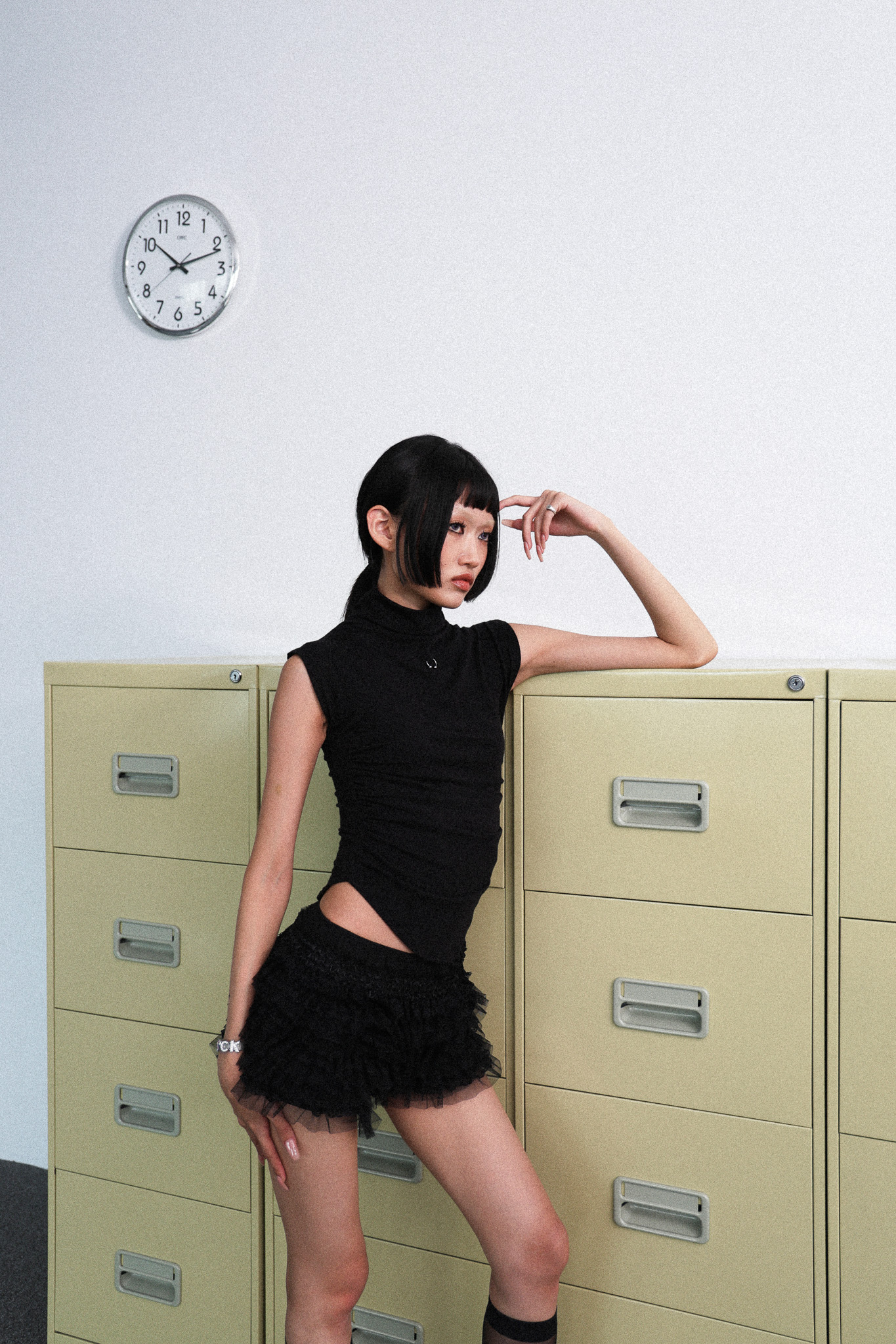 SHIRRING PIERCING TEE - black