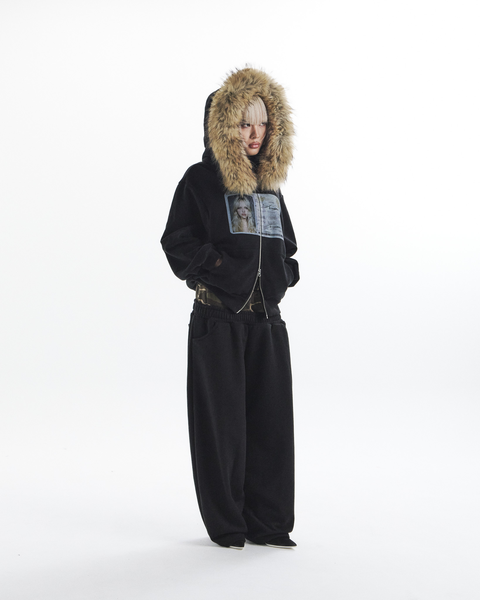 id card hooded zip-up- black