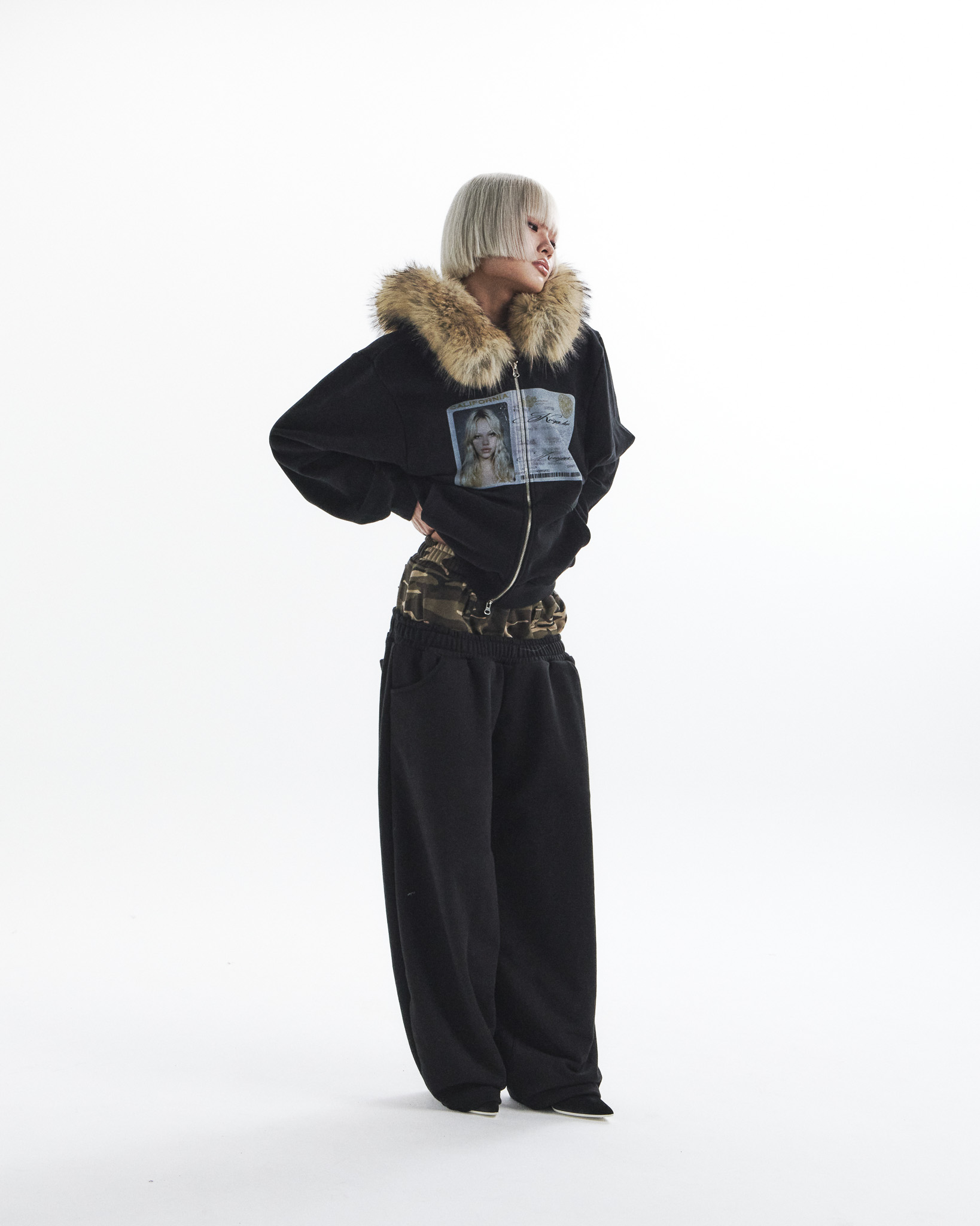id card hooded zip-up- black