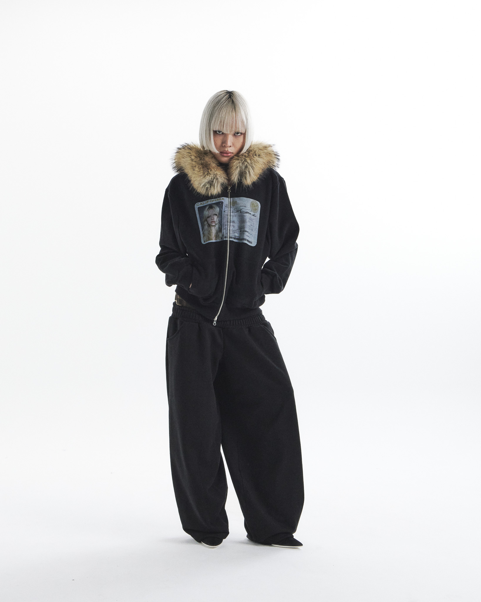 id card hooded zip-up- black