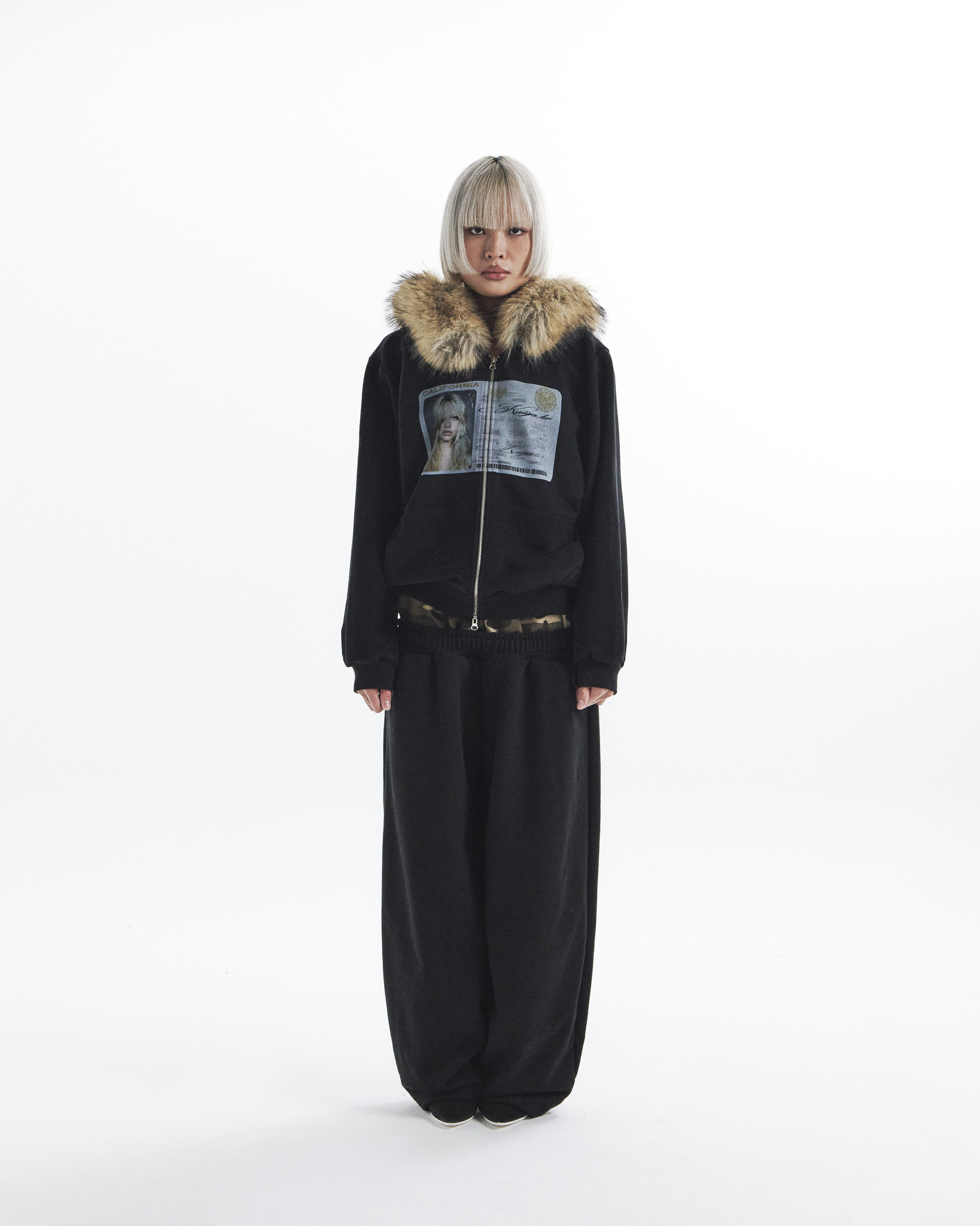 id card hooded zip-up- black