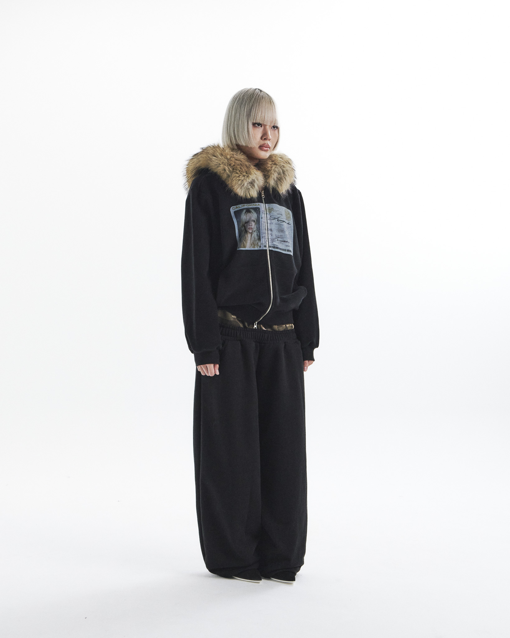 id card hooded zip-up- black