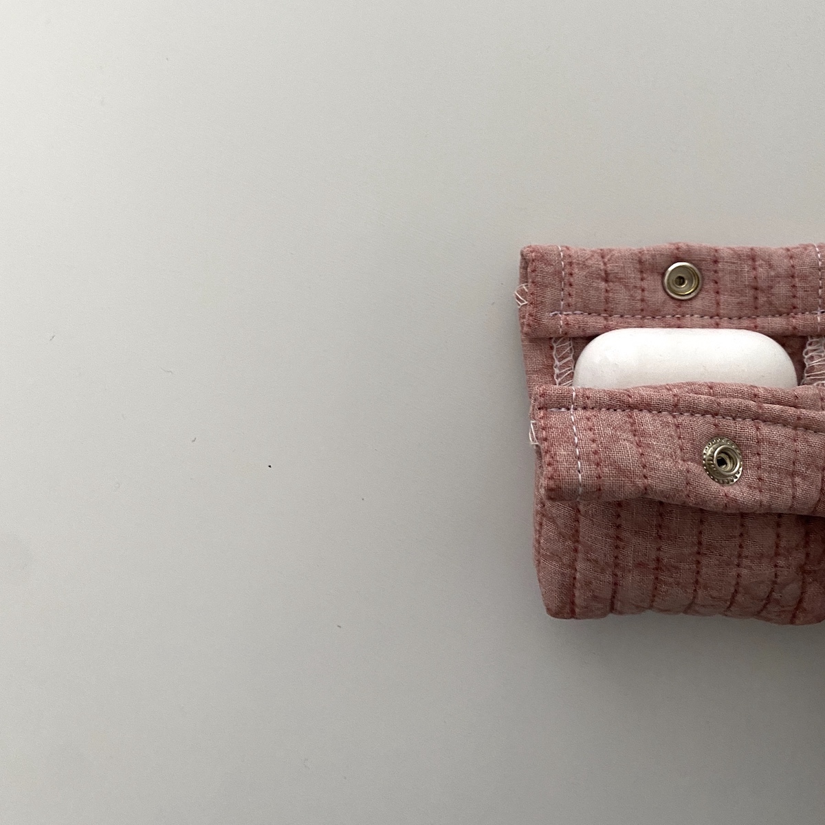 퀼팅 핑크 에어팟 케이스1 (Quilting pink airpods case)