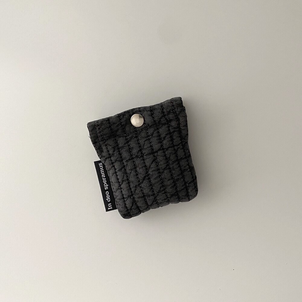 퀼팅 차콜 에어팟 케이스 (Quilting charcoal airpods case)