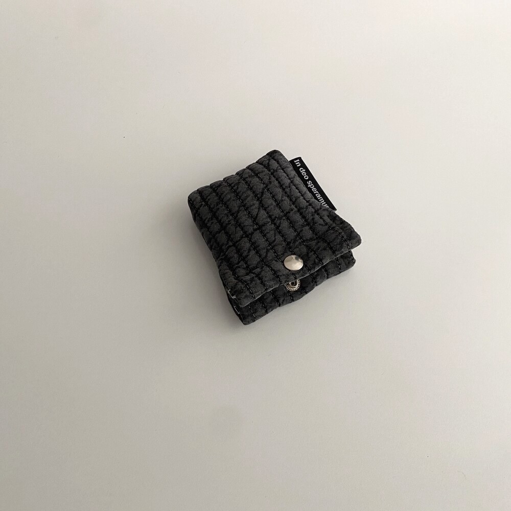 퀼팅 차콜 에어팟 케이스 (Quilting charcoal airpods case)