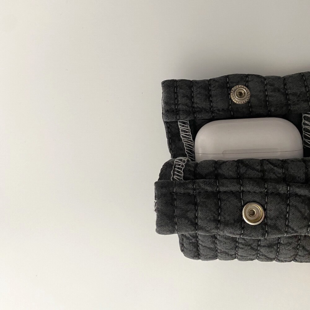 퀼팅 차콜 에어팟 케이스 (Quilting charcoal airpods case)