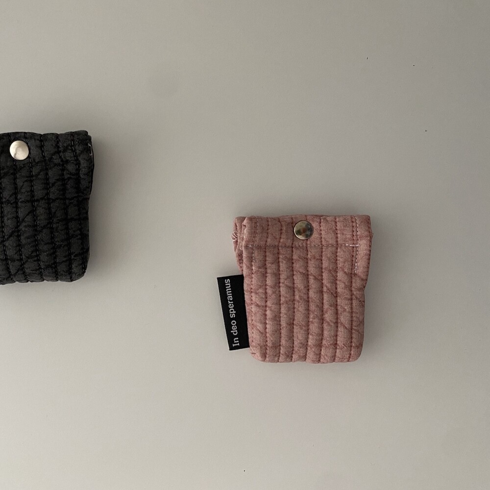 퀼팅 차콜 에어팟 케이스 (Quilting charcoal airpods case)