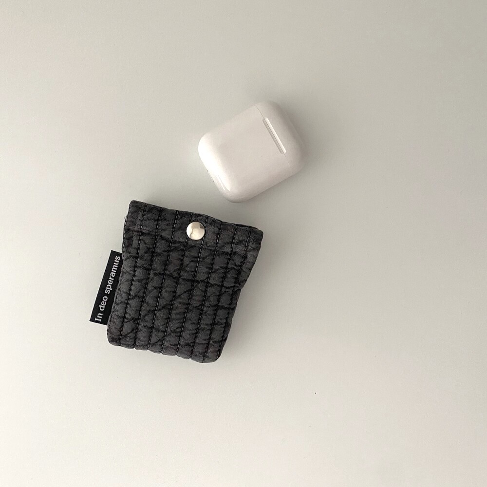 퀼팅 차콜 에어팟 케이스 (Quilting charcoal airpods case)