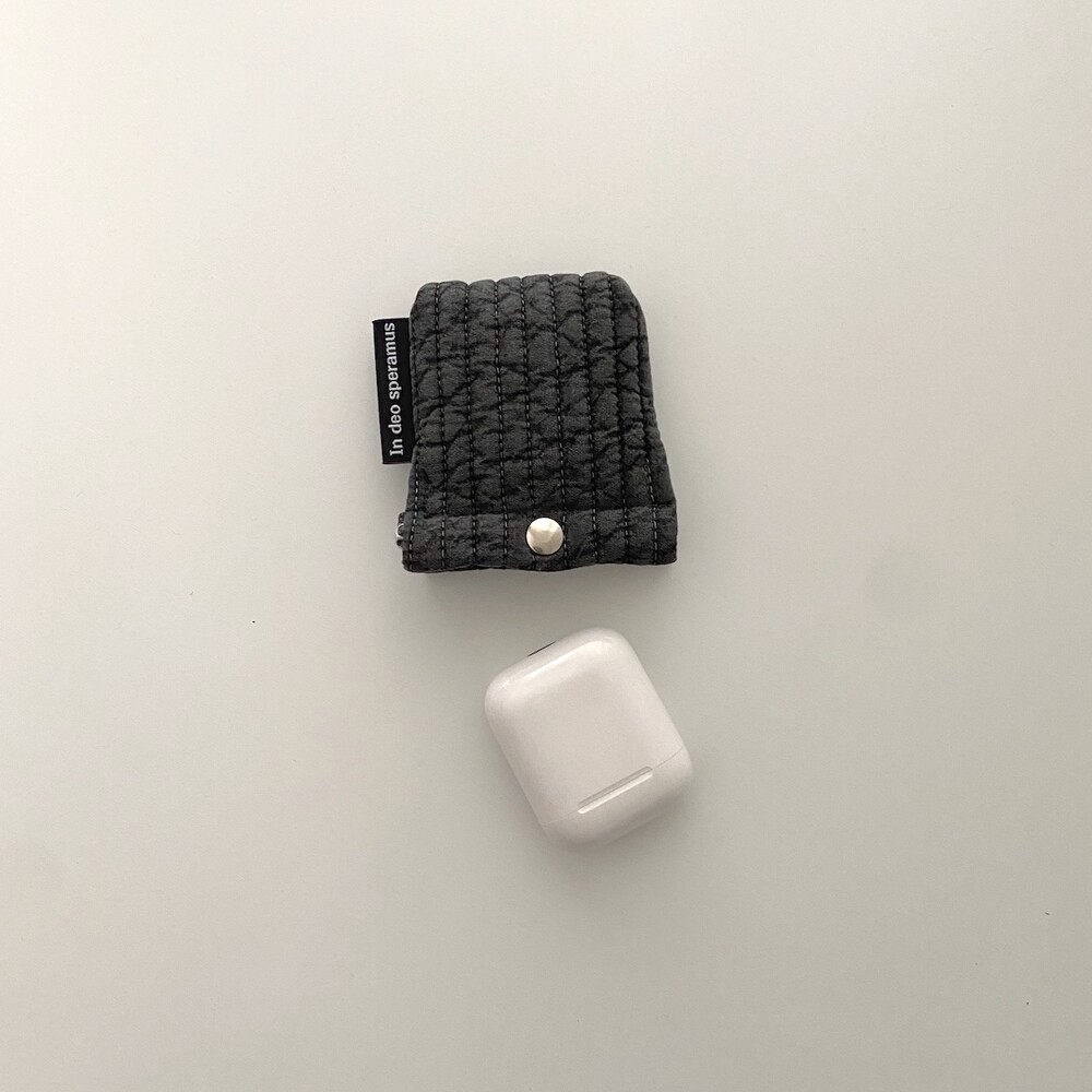 퀼팅 차콜 에어팟 케이스 (Quilting charcoal airpods case)