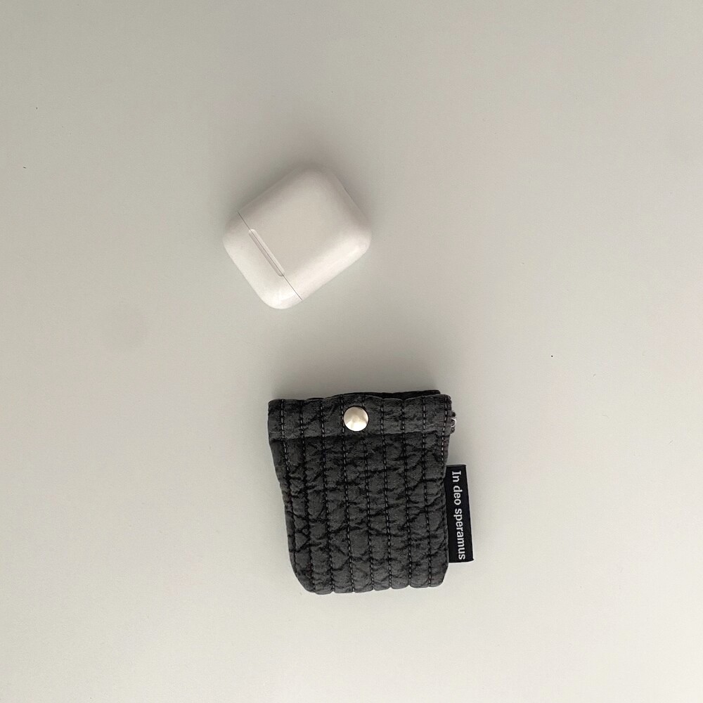 퀼팅 차콜 에어팟 케이스 (Quilting charcoal airpods case)