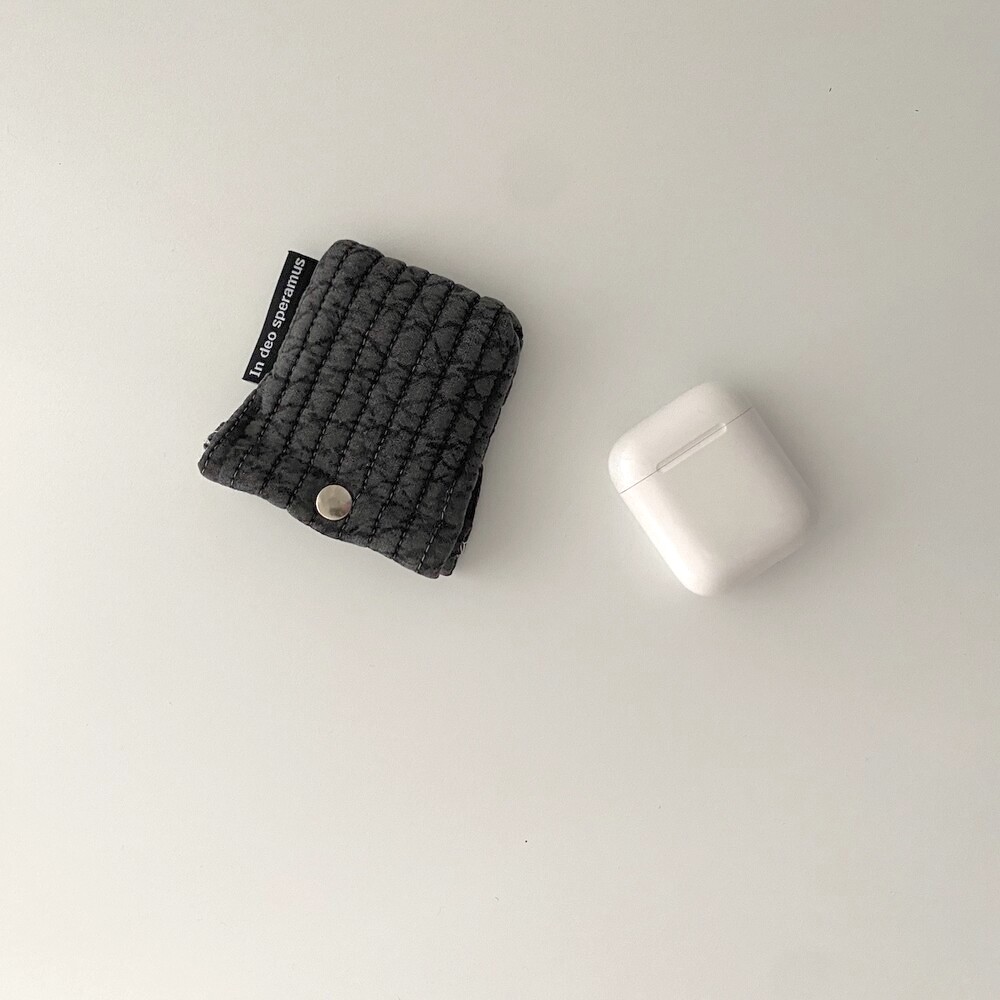 퀼팅 차콜 에어팟 케이스 (Quilting charcoal airpods case)