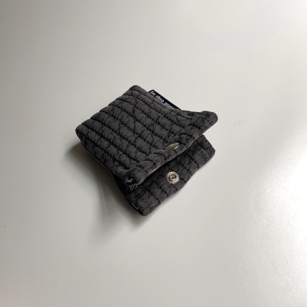 퀼팅 차콜 에어팟 케이스 (Quilting charcoal airpods case)