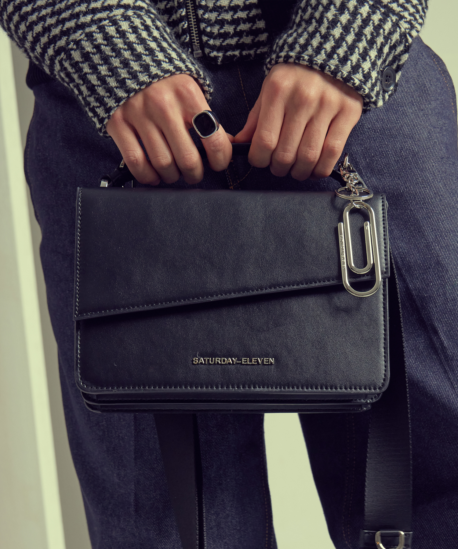 NO.3 TOP STITCHED LEATHER HANDLE CROSS BODY BAG