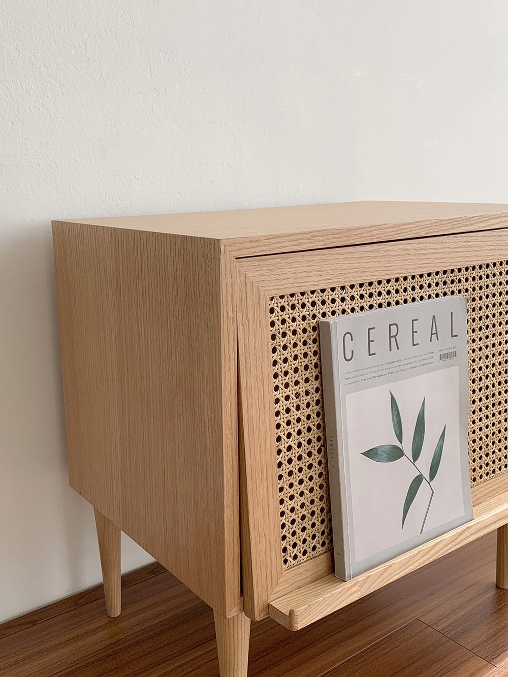 Cane magazinerack side table (케인 매거진랙 사이드 테이블)
