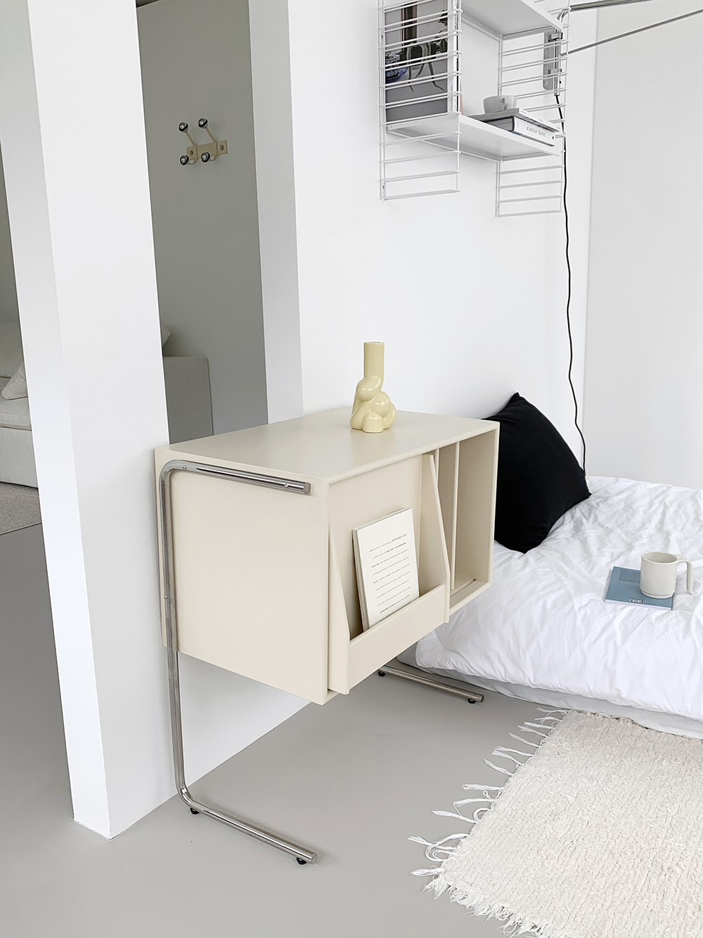 (리퍼) Butter stainless magazinerack side table (버터 스테인레스 매거진랙 사이드 테이블)