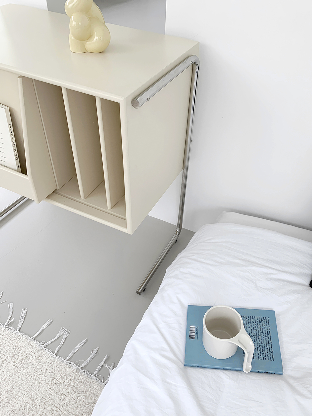 (리퍼) Butter stainless magazinerack side table (버터 스테인레스 매거진랙 사이드 테이블)