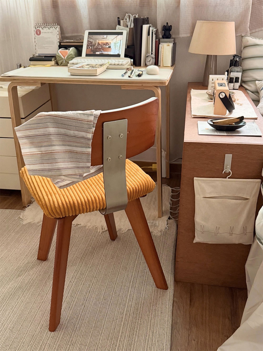 Caramel corduroy chair (캬라멜 코듀로이 체어)