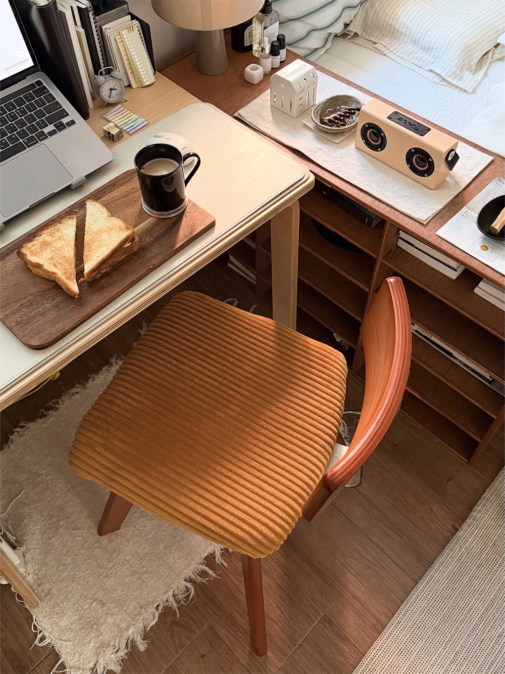 Caramel corduroy chair (캬라멜 코듀로이 체어)