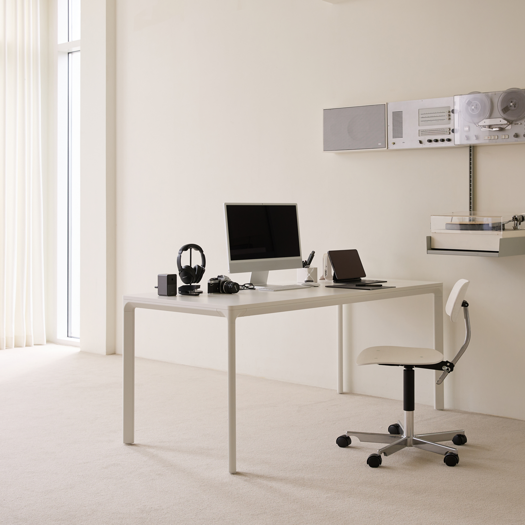EDGE Basic Desk (1600x750)