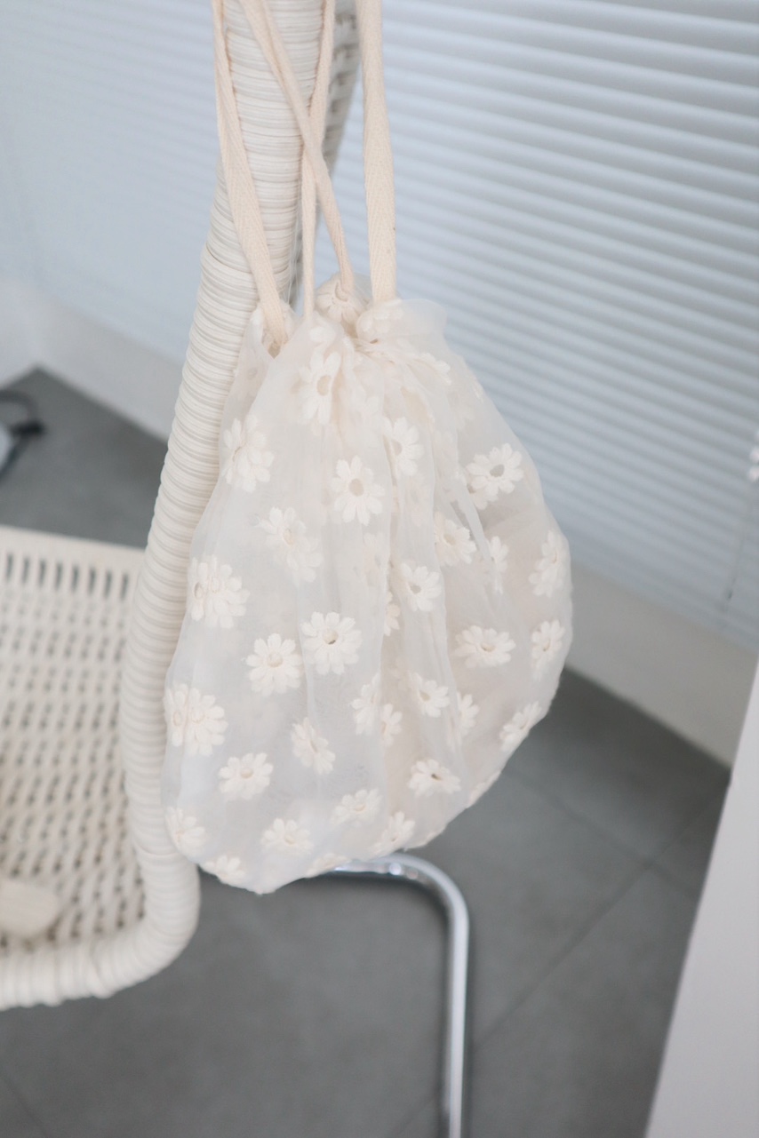 daisy lace pouch ˚ ❁