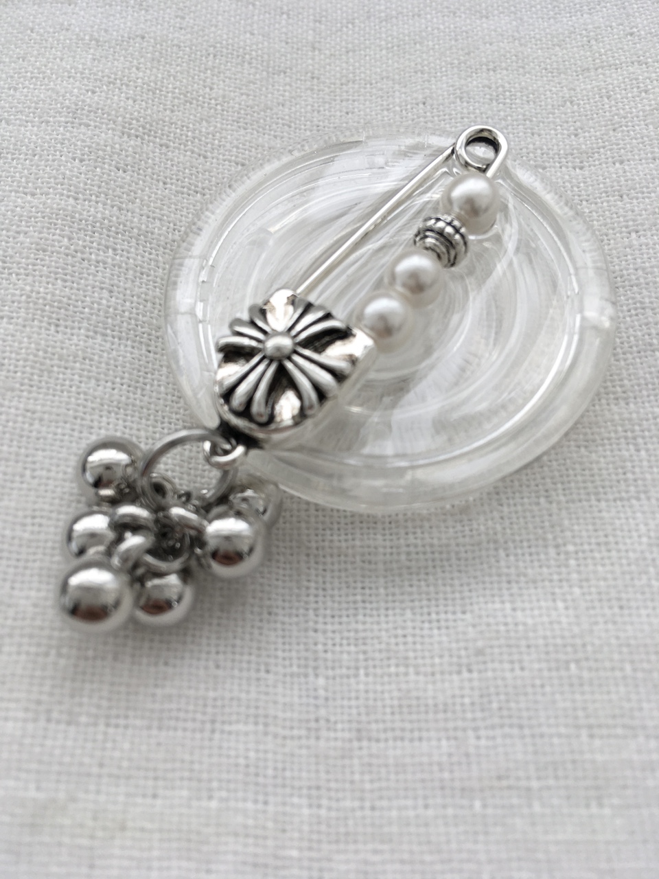 Brooch tok