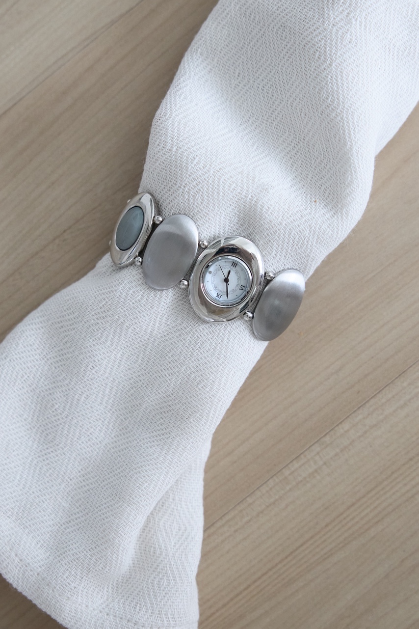 Oval bracelet watch