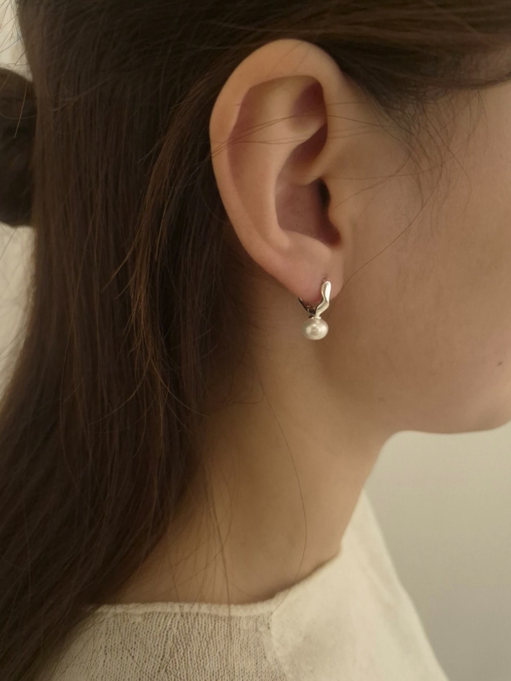 Round pearl one-touch earring • silver925