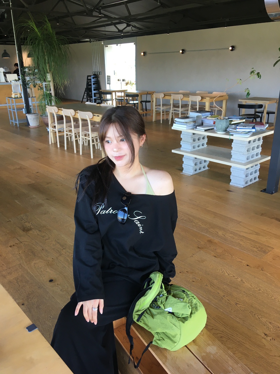 리들 언발 오프숄더 레이어드 레터링 루즈핏 긴팔 티셔츠 (2col) / 로웰샵