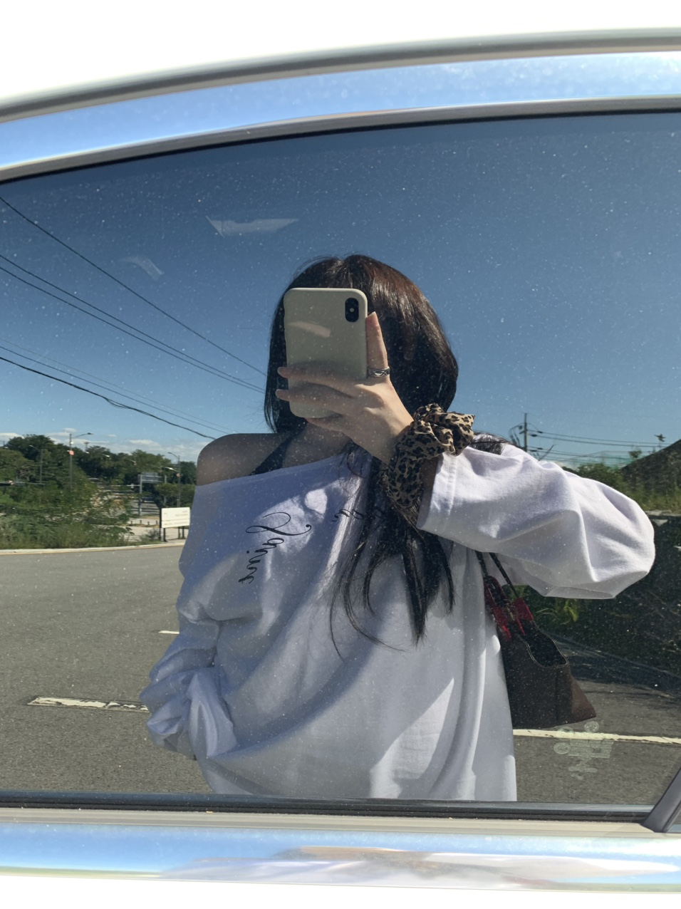 리들 언발 오프숄더 레이어드 레터링 루즈핏 긴팔 티셔츠 (2col) / 로웰샵